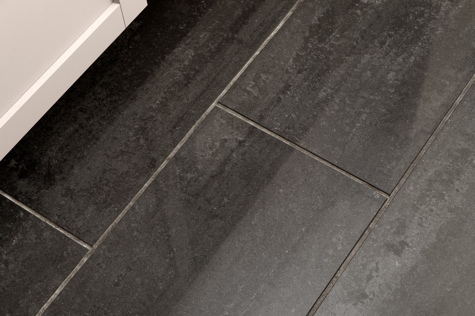 Gulvet på kjøkkenet er flislagt. Galleribilde