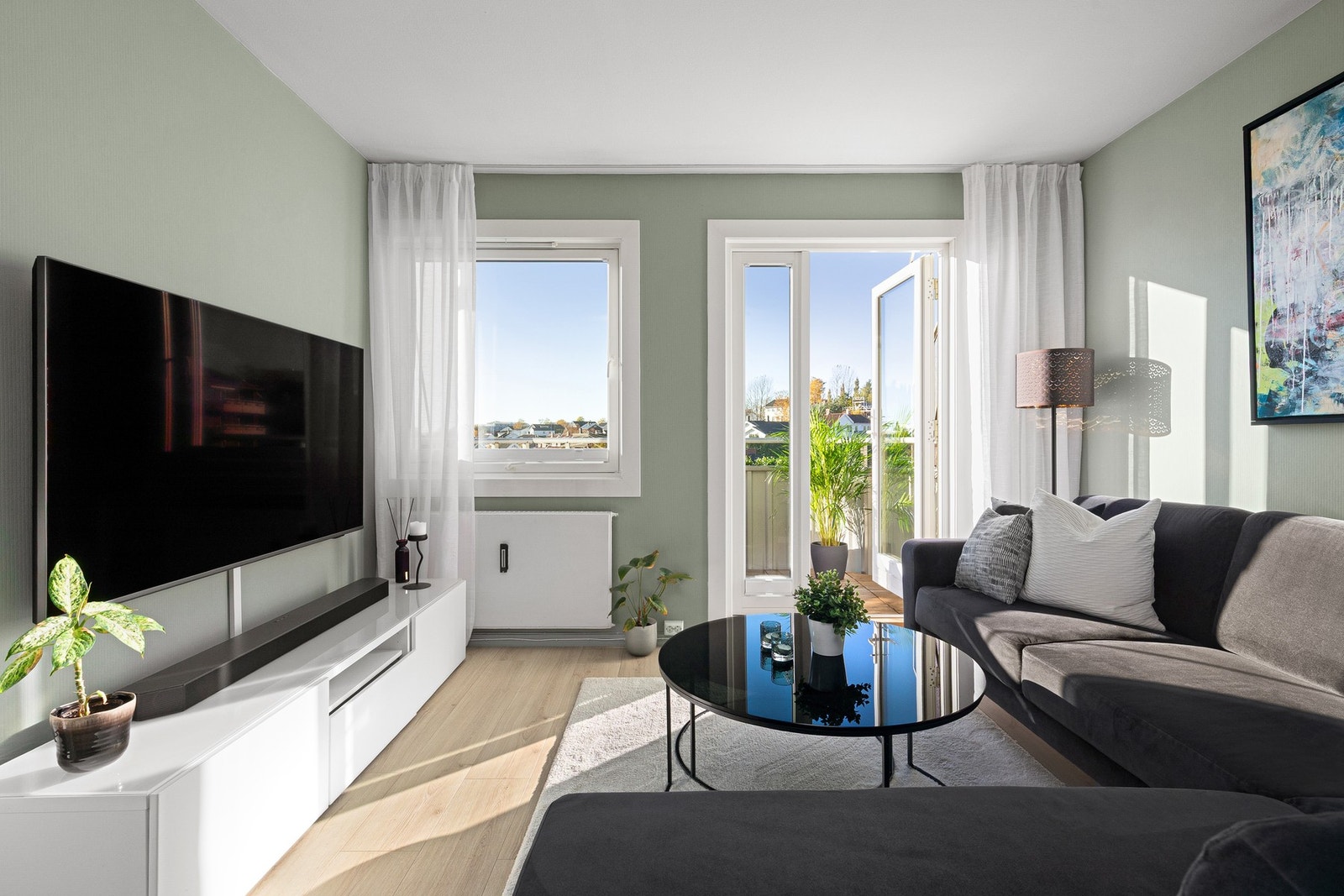 Godt med lysinnslipp fra store vindusflater. Galleribilde