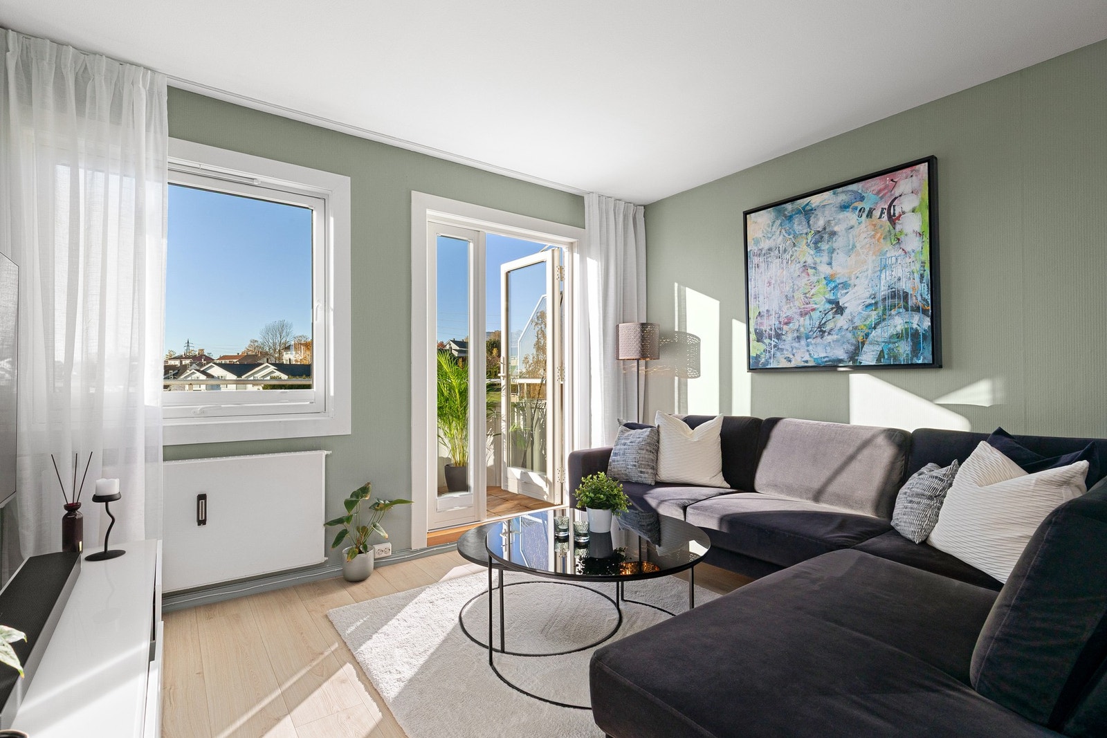 Leiligheten har en svært god intern beliggenhet i byggets 4. etasje, med flott utsyn og lite innsyn. Galleribilde