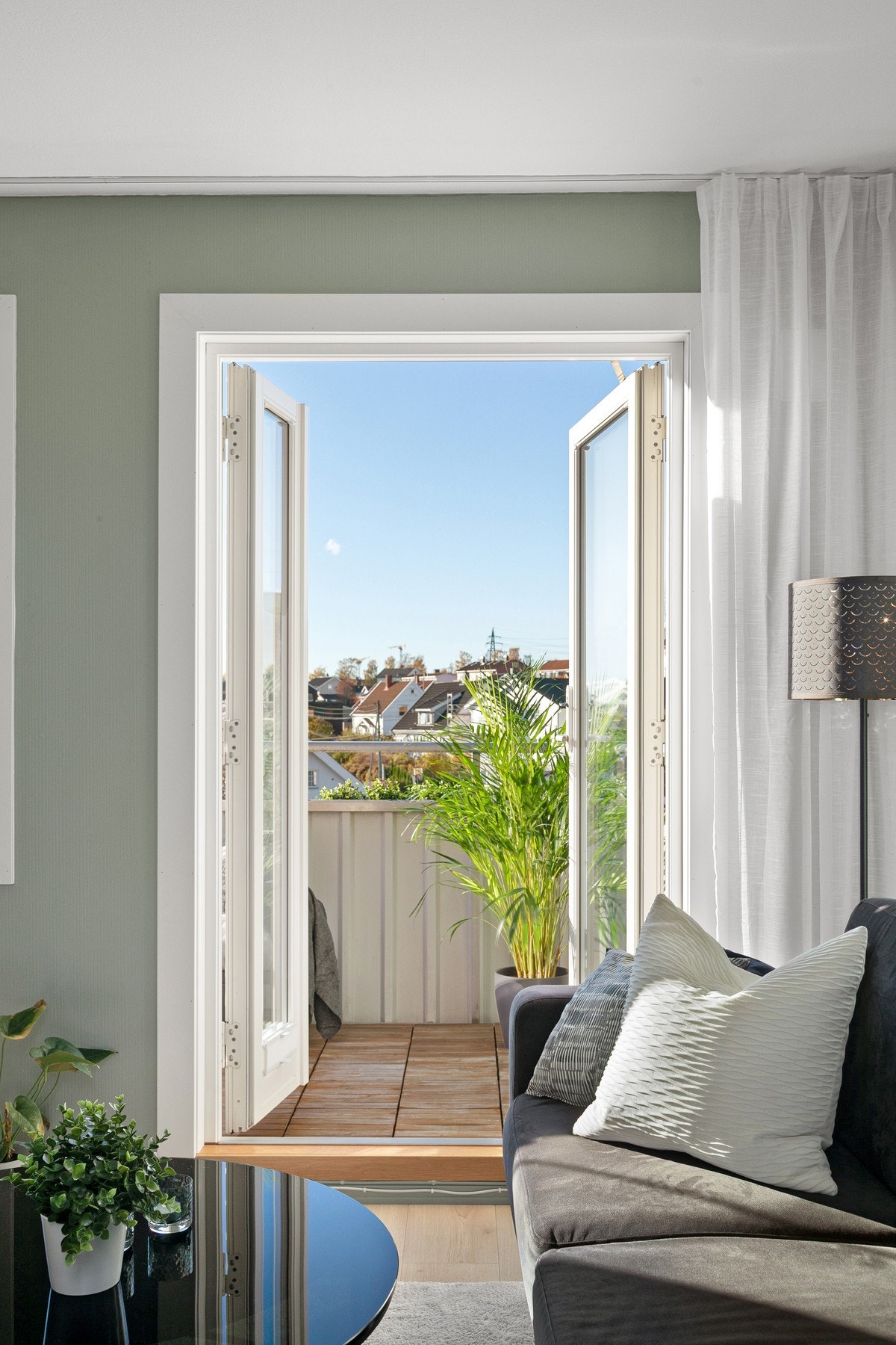 Fra stuen er det utgang til en solrik, vestvendt balkong. Galleribilde