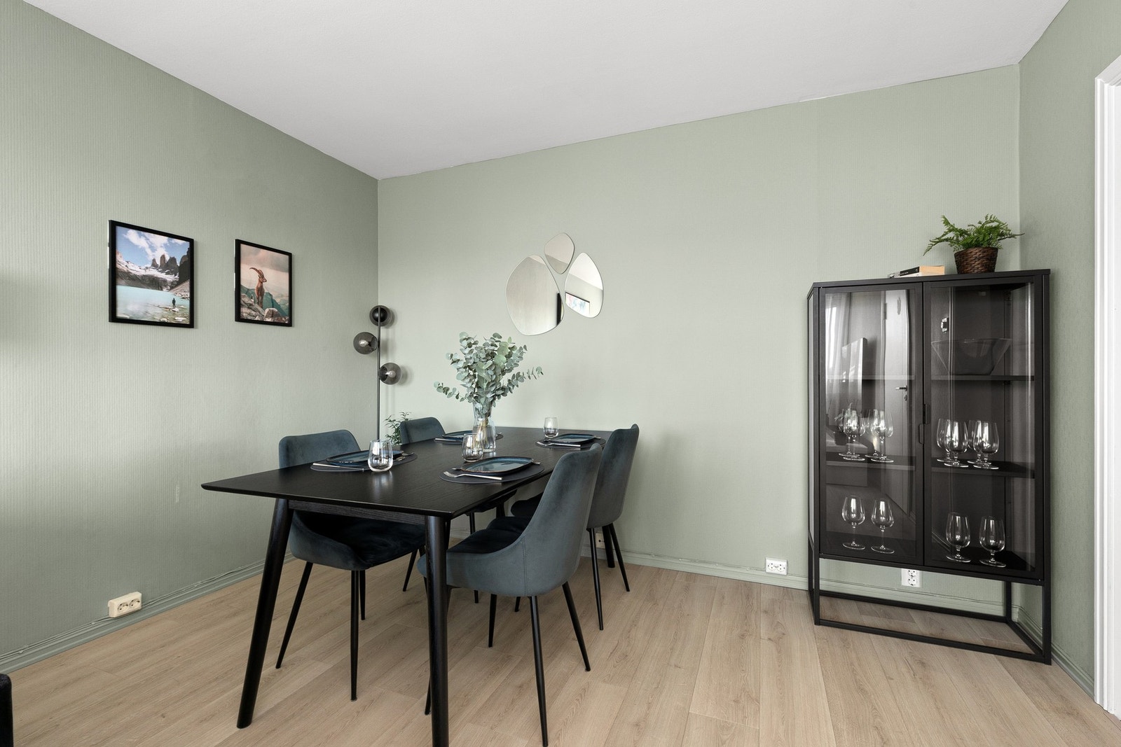 Naturlig sone for spisebord. Galleribilde