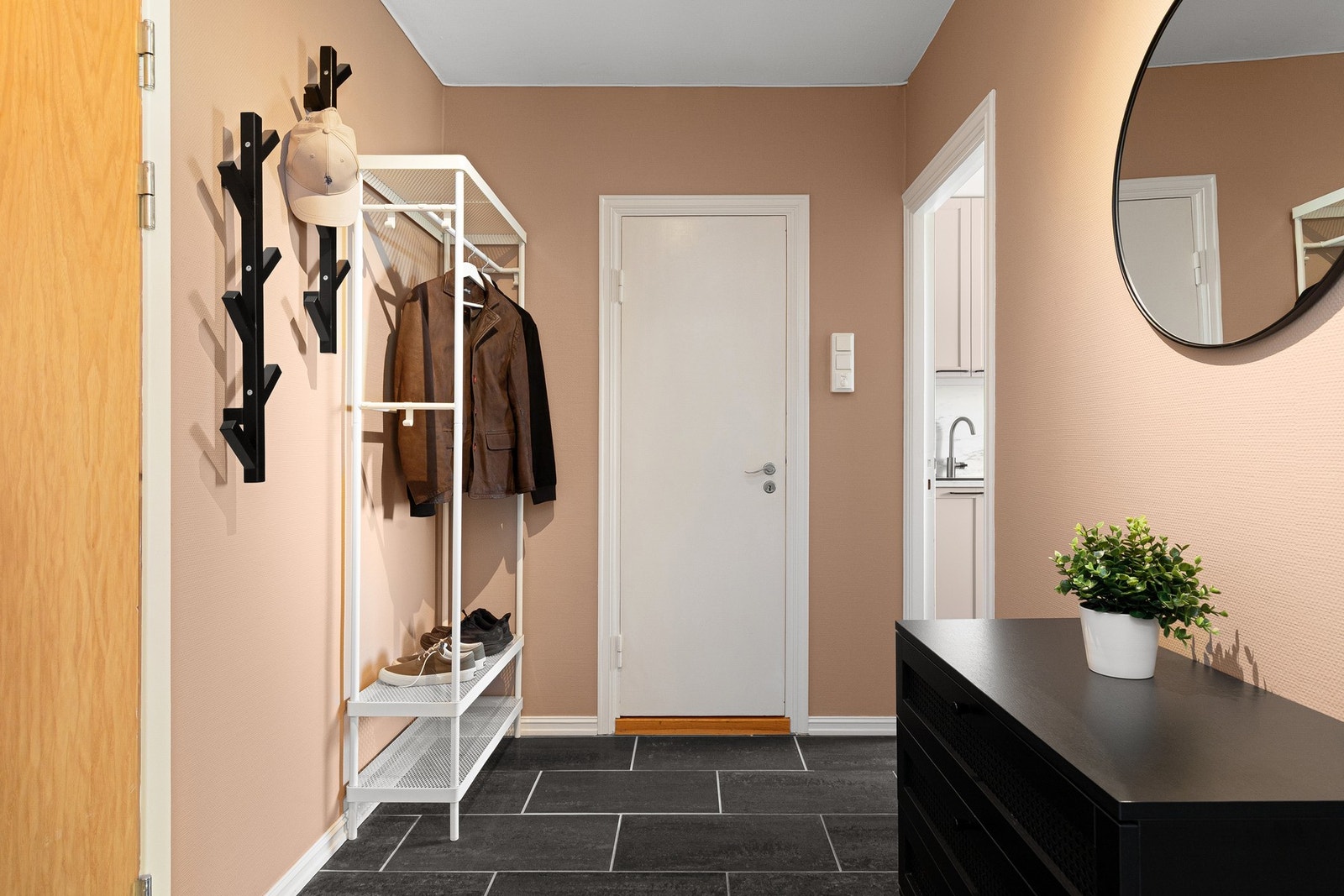 Lys og innbydende entré som binder rommene fint sammen. Galleribilde