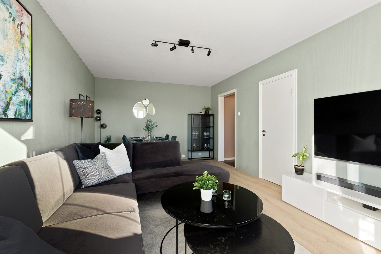 Stuens gode utforming gjør det enkelt å møblere med både sofakrok og spisebord. Galleribilde