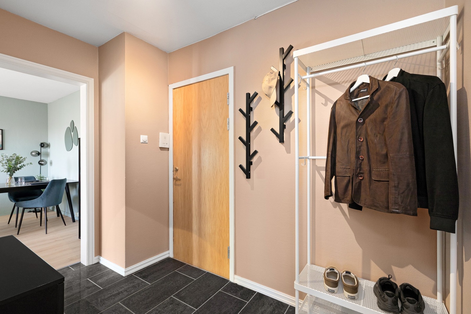 Det er plass til henge fra seg yttertøy i entréen. Galleribilde