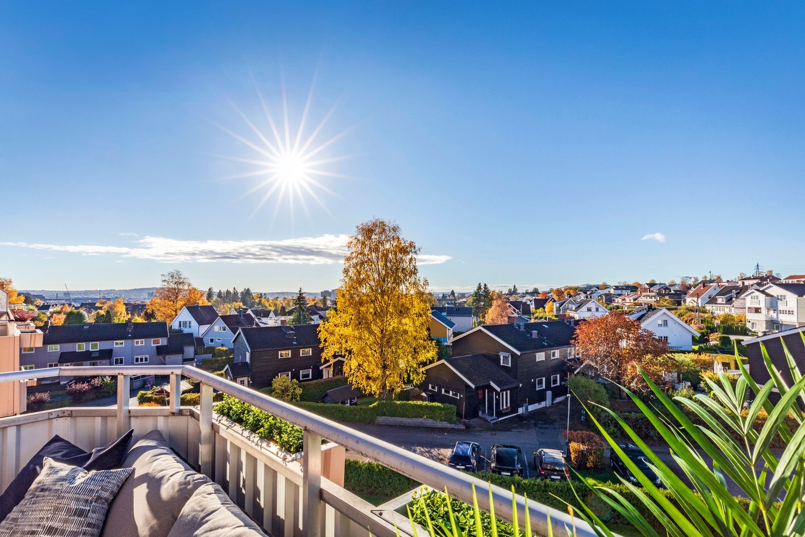 Fra balkongen er det flott utsyn mot Risløkkas eneboligbebyggelse. Galleribilde