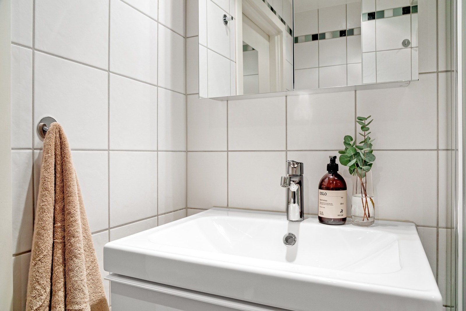 Badet har godt med oppbevaringsplass i speilskap, veggskap og benkeskap. Galleribilde