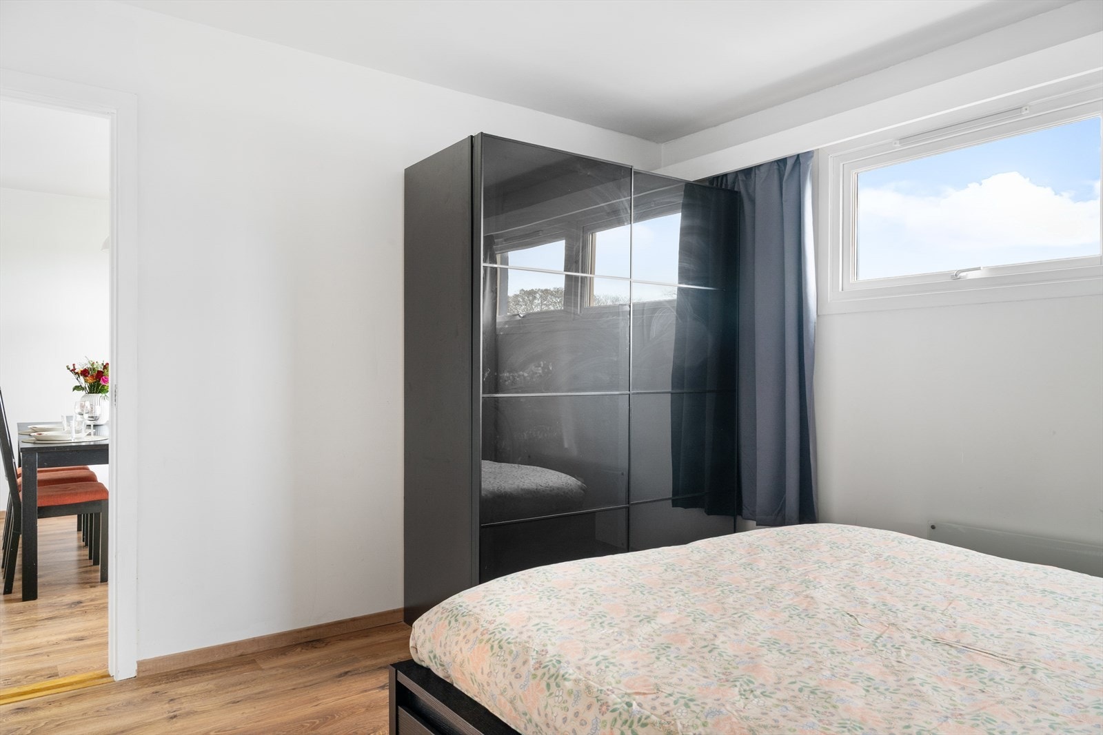 Hovedsoverommet har skyvedørsgarderobe. Fra hovedsoverommet er det dør direkte inn til baderommet. Galleribilde