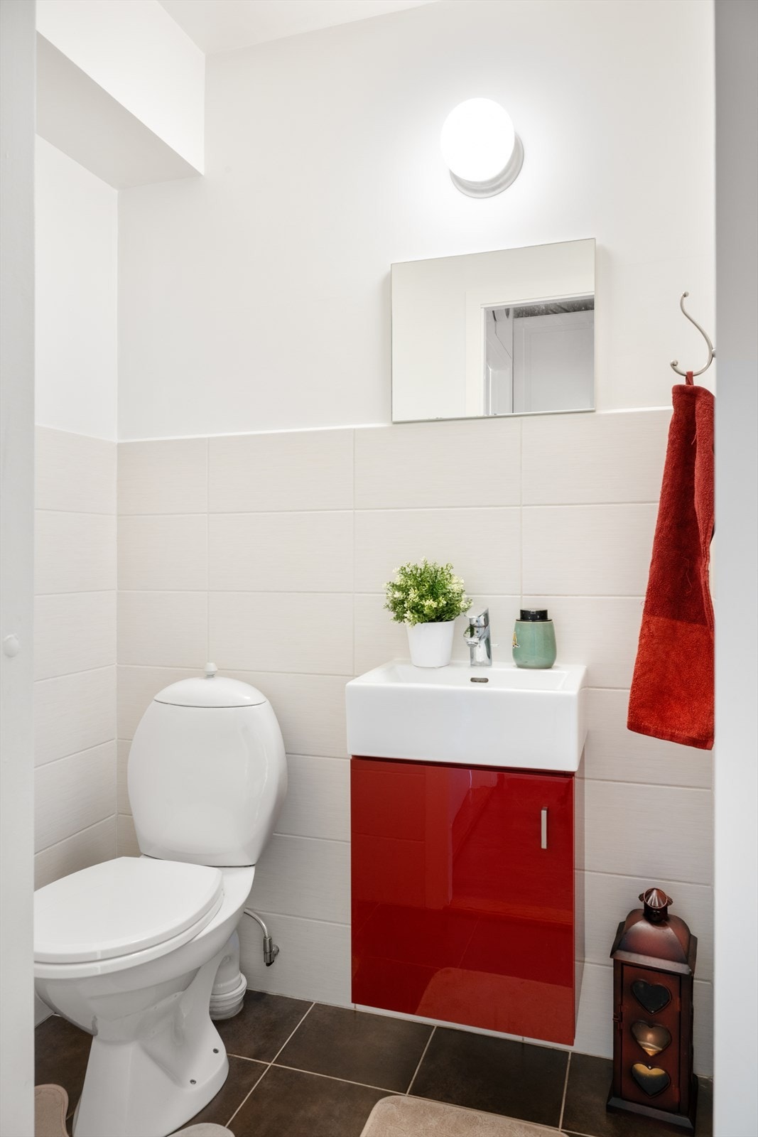 Vegg i vegg med badet er det toalettrom innredet med toalett og vask i seksjon. Galleribilde