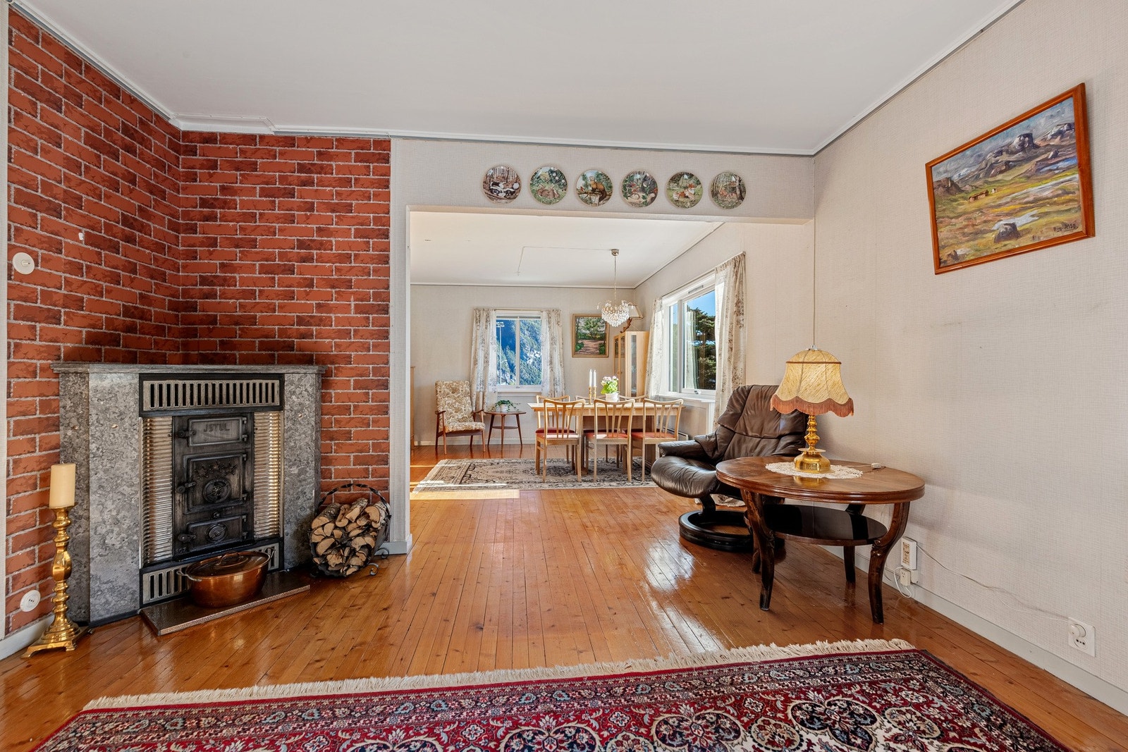 Stuen er romslig og har flere innredningsmuligheter. Galleribilde