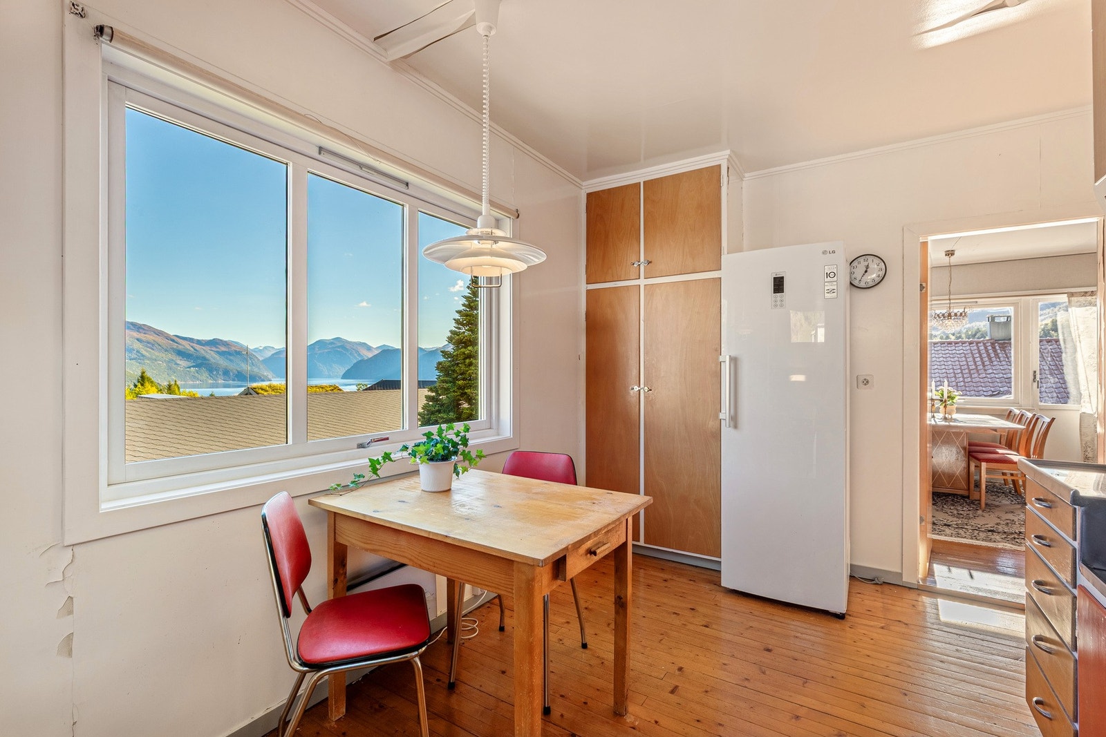 Plass til egen spisegruppe på kjøkkenet. Galleribilde