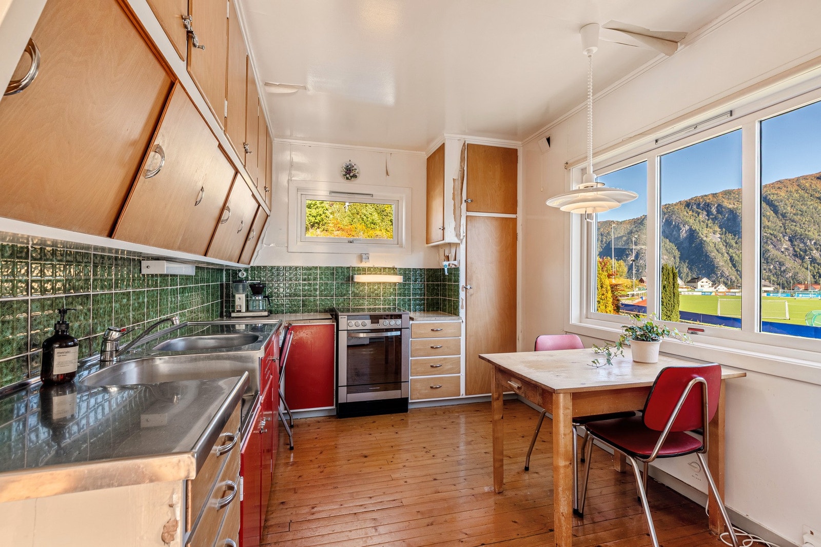 Kjøkken med god plass. Galleribilde