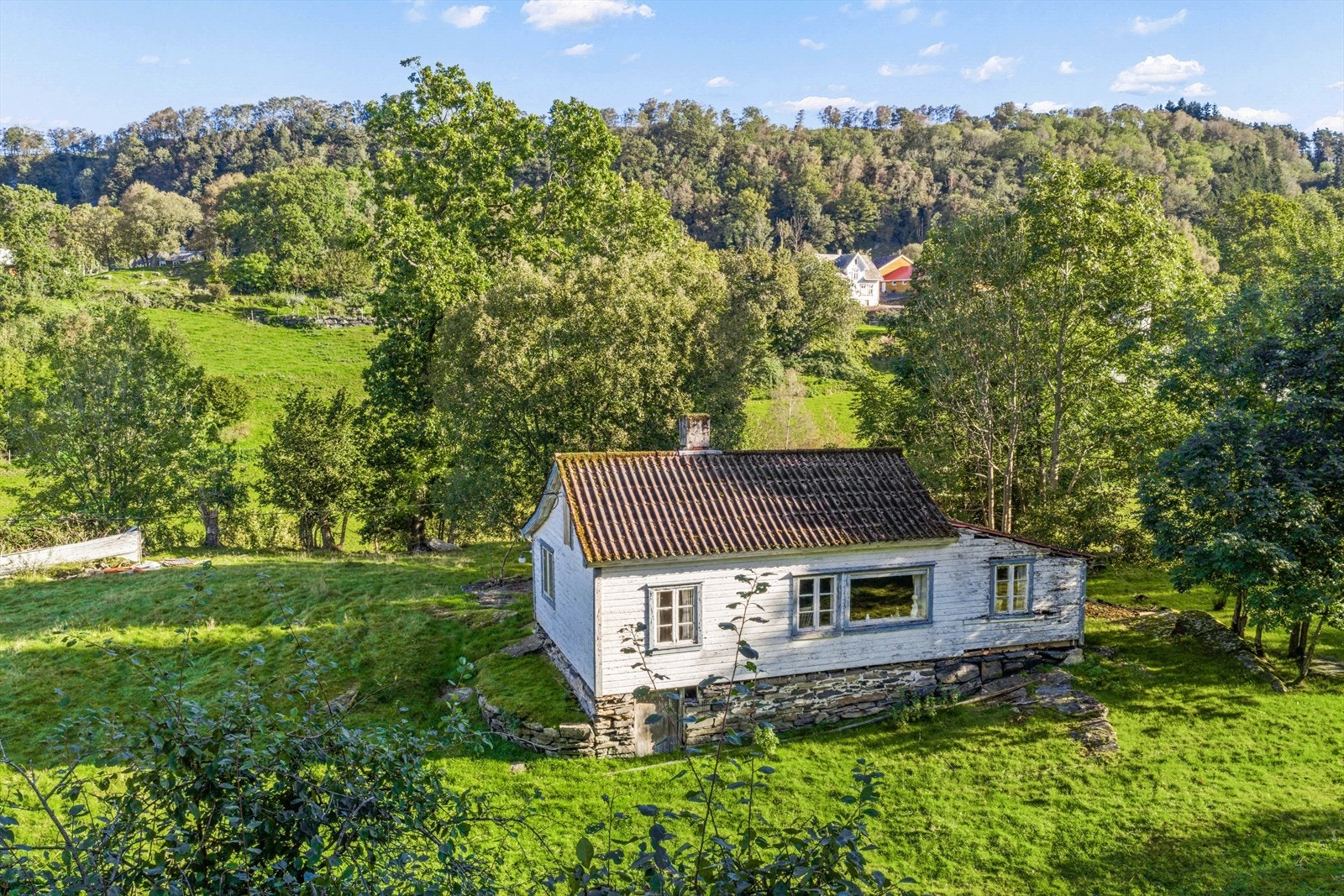 EiendomsMegler 1 v/Jorunn Riise presenterer Haråsvegen 207 - Eldre fritidsbolig fra 1922 med vesentlig renoveringsbehov på stor tomt i naturskjønne omgivelser. Galleribilde