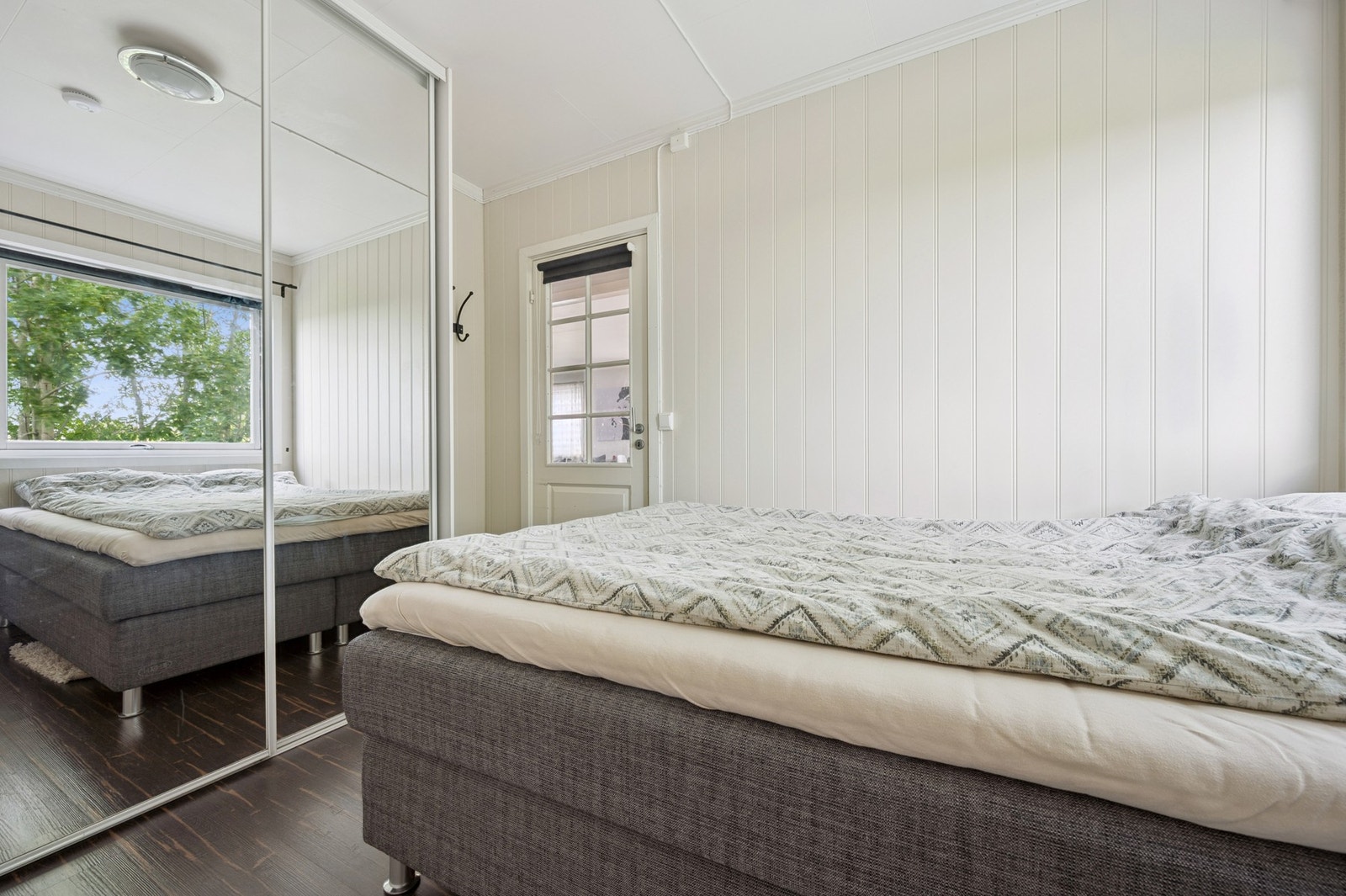 Soverom 2 har en praktisk skyvedørsgarderobe Galleribilde