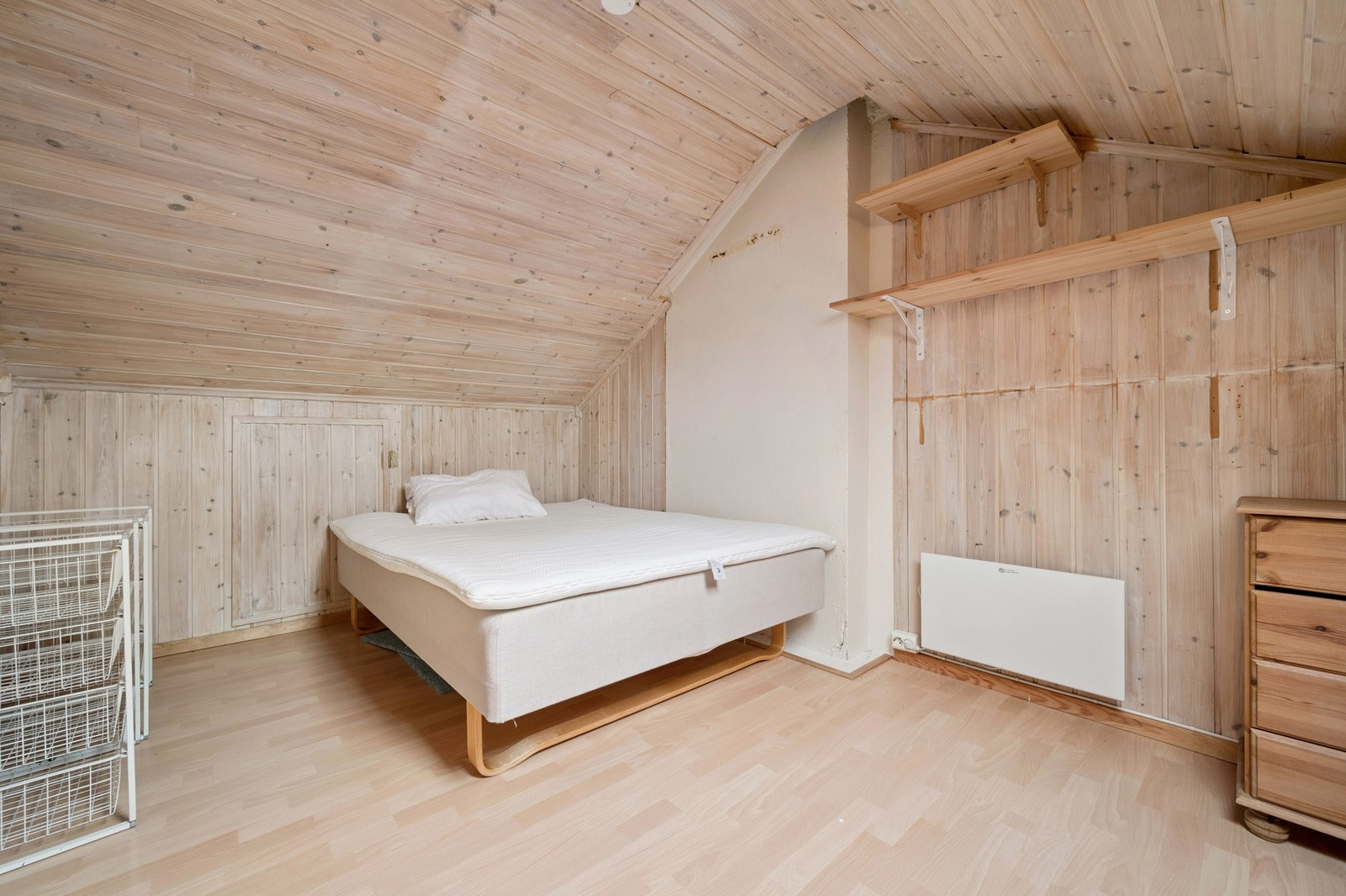 Romslig soverom hybel Galleribilde