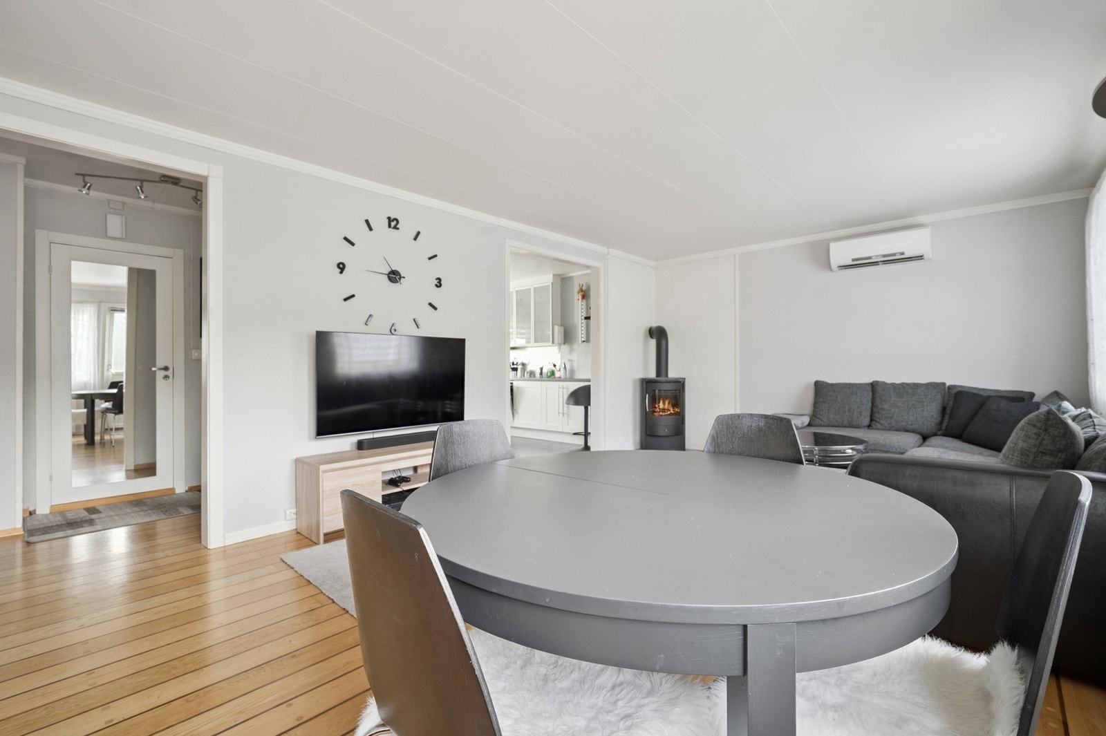 Boligen varmes opp med bl.a. varmepumpe og vedovn Galleribilde