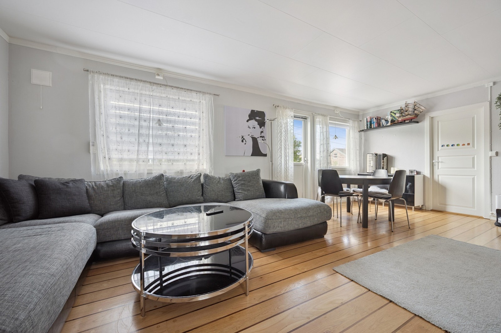 Stuen er lys og trivelig Galleribilde