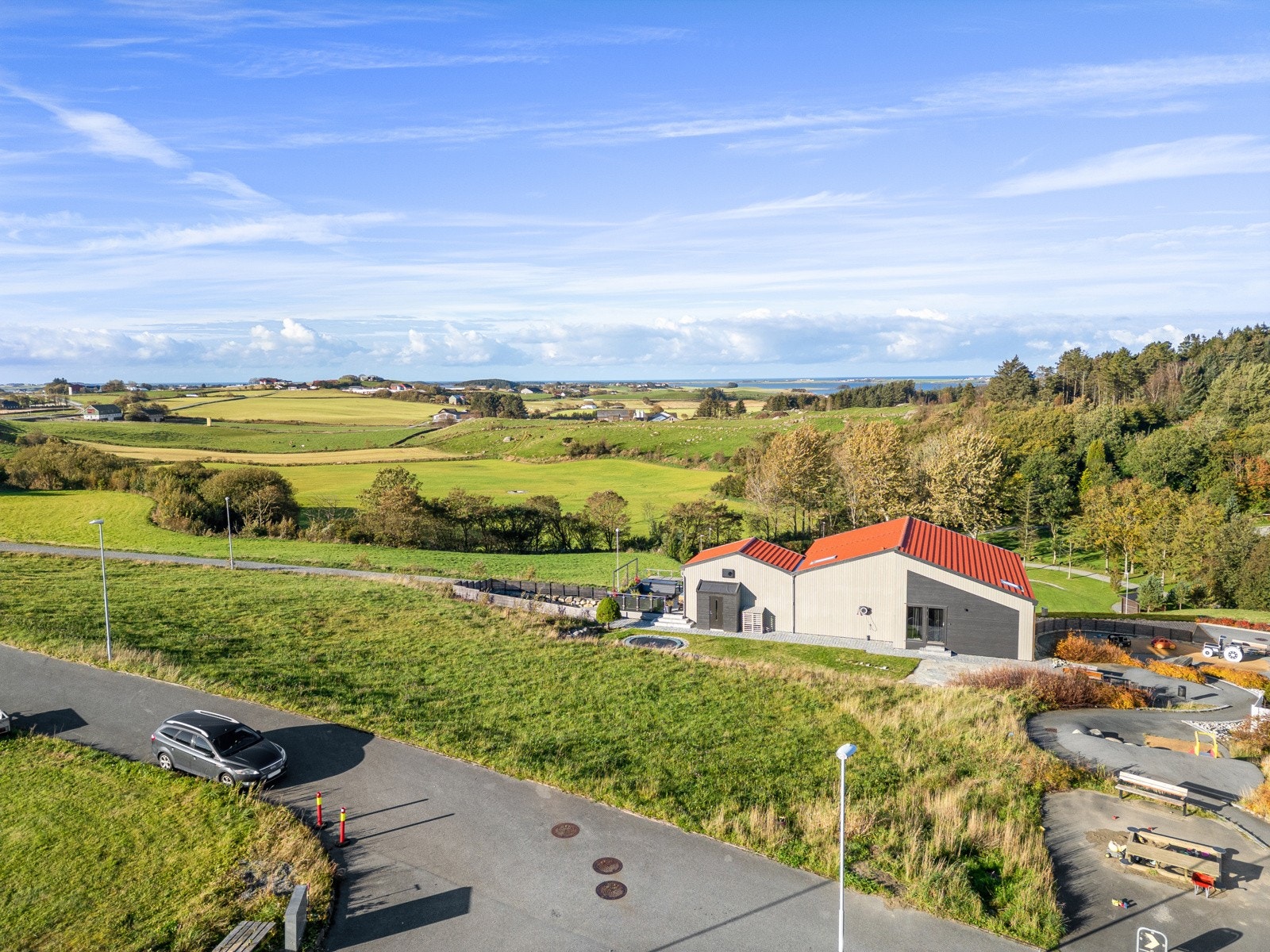 Området har nærhet til flotte tur- og rekreasjonsområder. Galleribilde