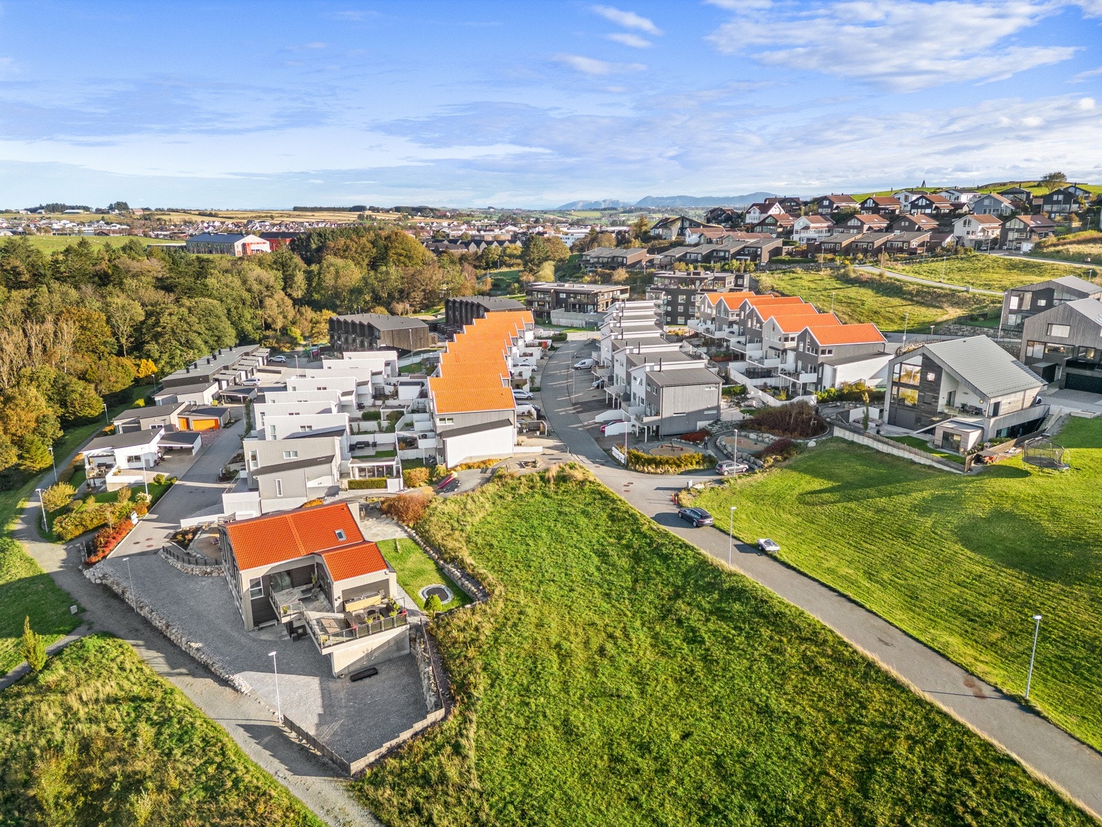 Maks gesimshøyde mot nord er 3,0 meter, maks gesimshøyde mot sør er 5,2 meter. Tak på utvidelsen skal være pulttak med fall mot sør med samme takvinkel som på hovedbygg, maks gesimshøyde på fasade mot sør er 3,0 meter. Galleribilde
