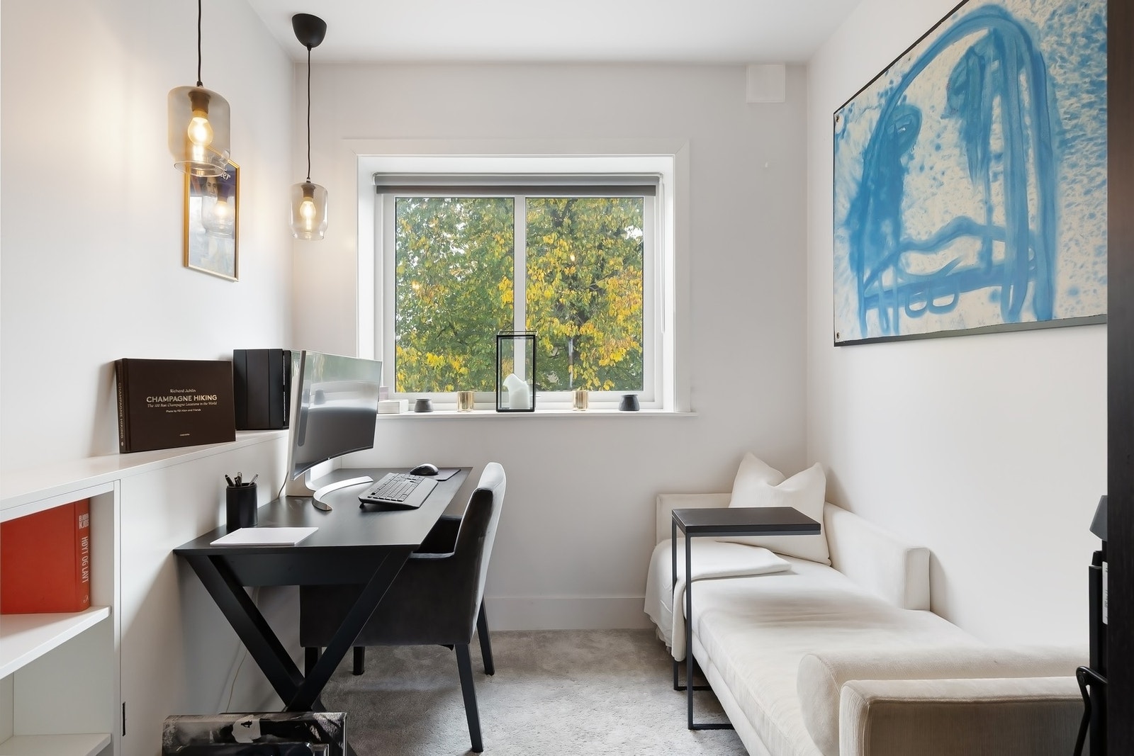 Soverom 2 er i dag innredet som kontor, men med nedfellbar seng til eventuelle gjester. Galleribilde