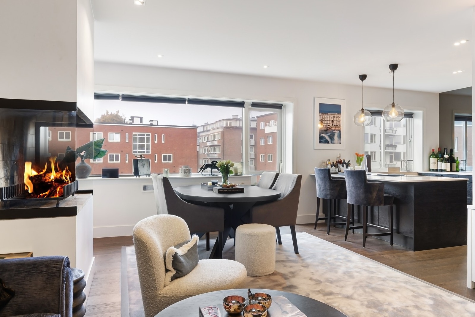 Moderne peis og naturlig overgang til kjøkkenet. Galleribilde