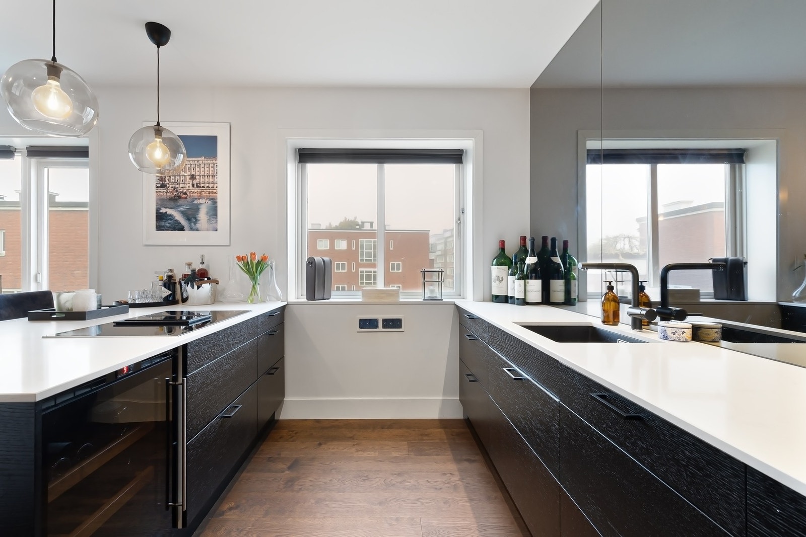 Det elegante kjøkken har rikelig skapplass Galleribilde