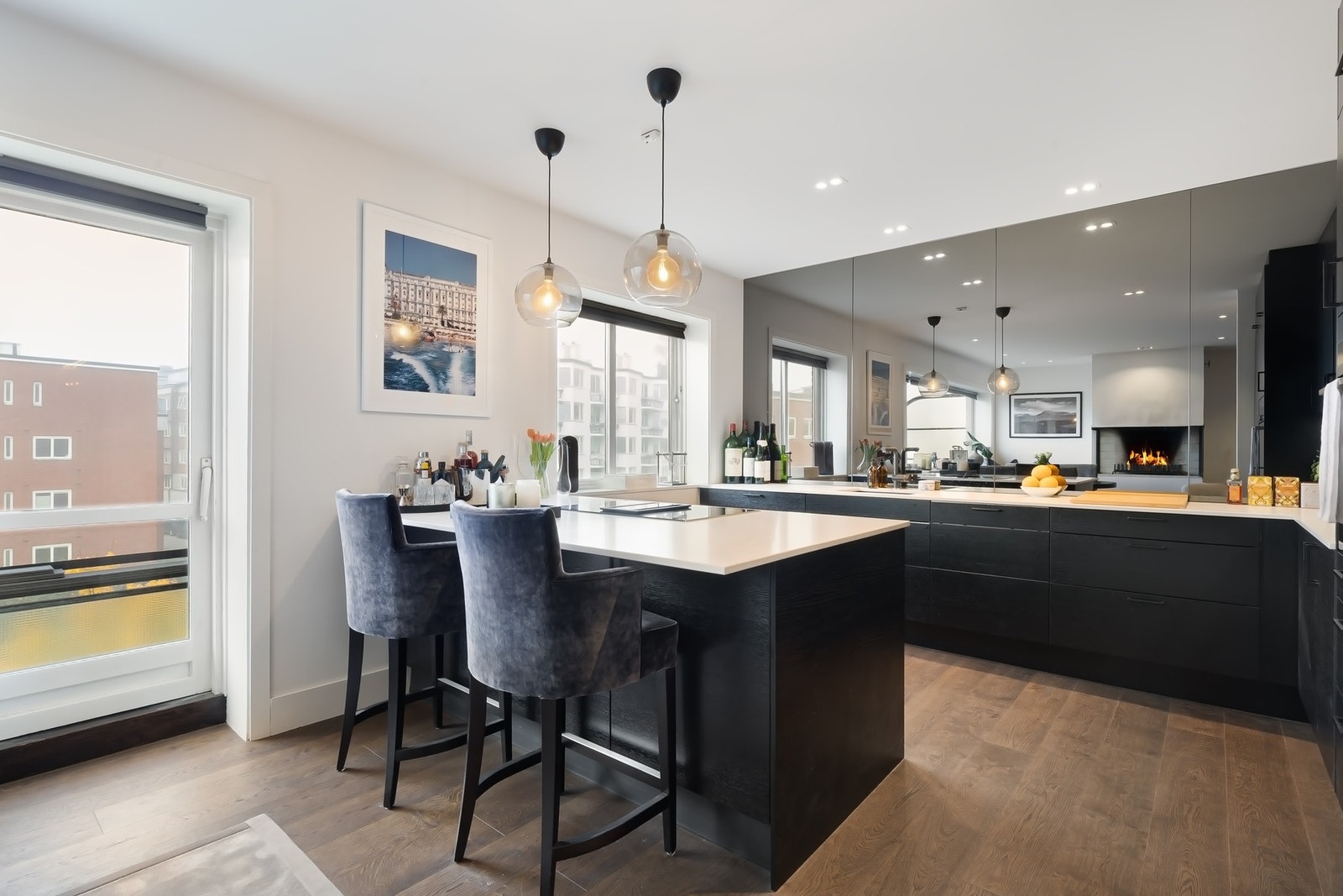 Elegant kjøkken med stor praktisk kjøkkenøy. Galleribilde