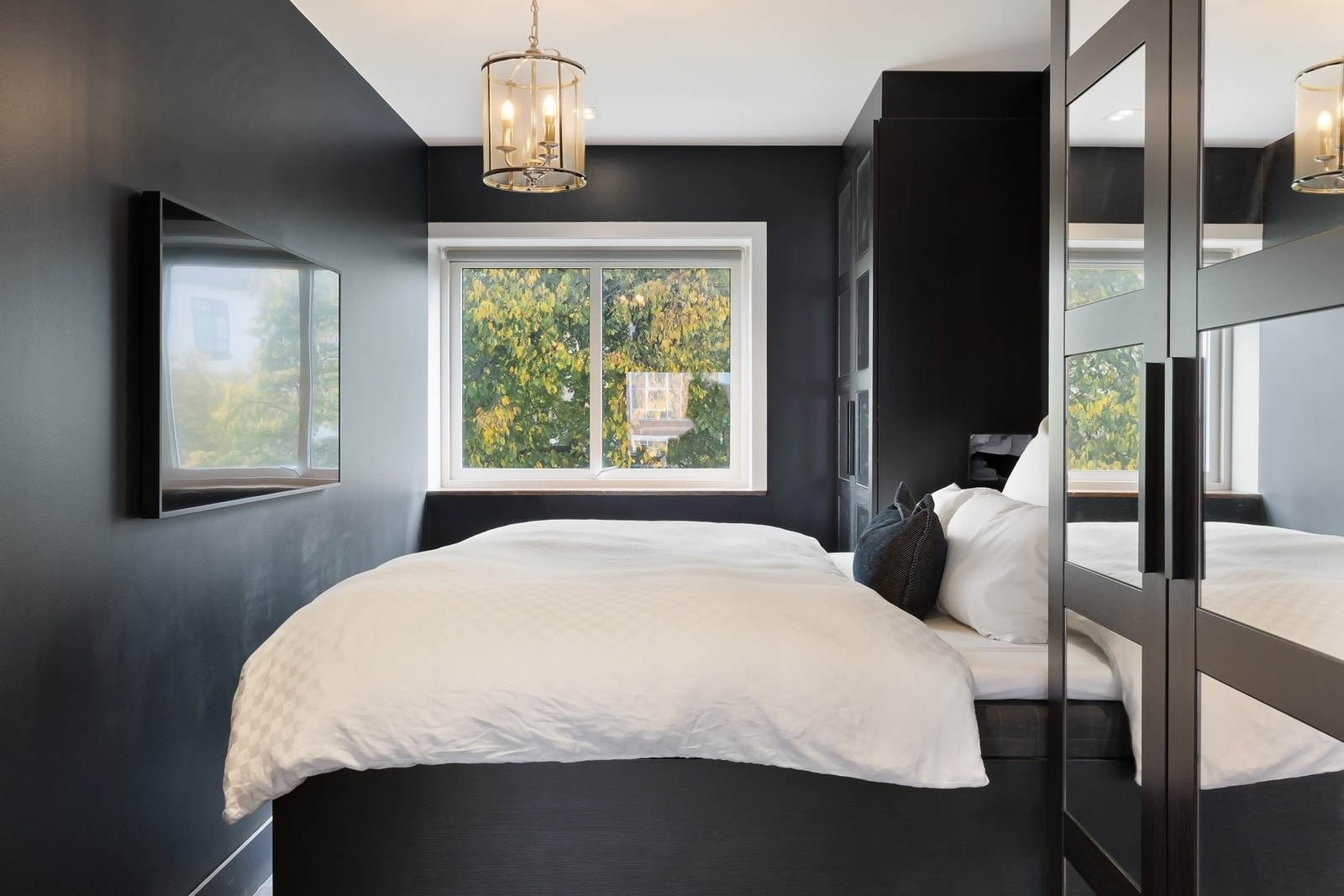 Hovedsoverom med mørke vegger, store vinduer og rolige beliggenhet. Galleribilde