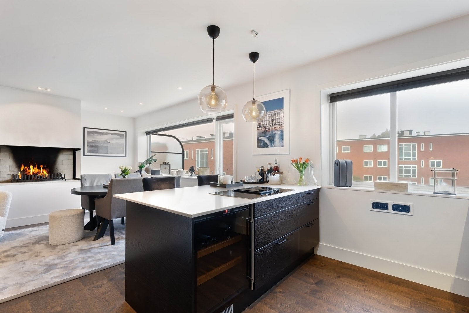 Integrert vinskap i kjøkkentøy og store vinduer som slipper inn rikelig med dagslys. Galleribilde