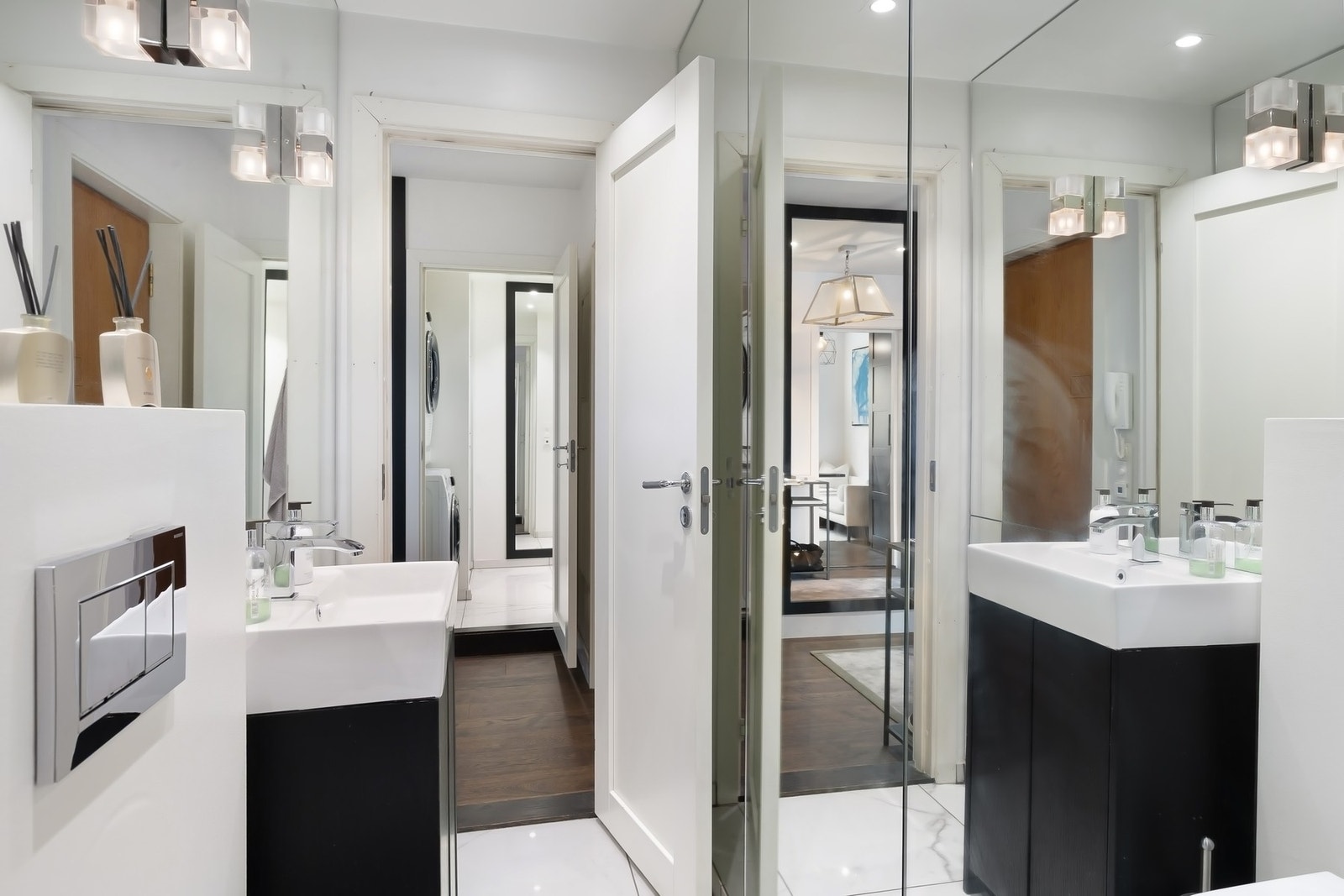 Vegghengt toalett og store speilflater på baderom 2. Galleribilde