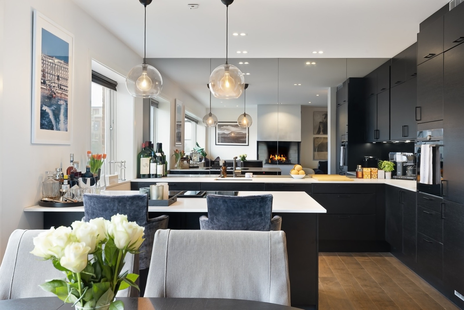 Store speil på vegg skaper en romslig atmosfære i boligen. Galleribilde