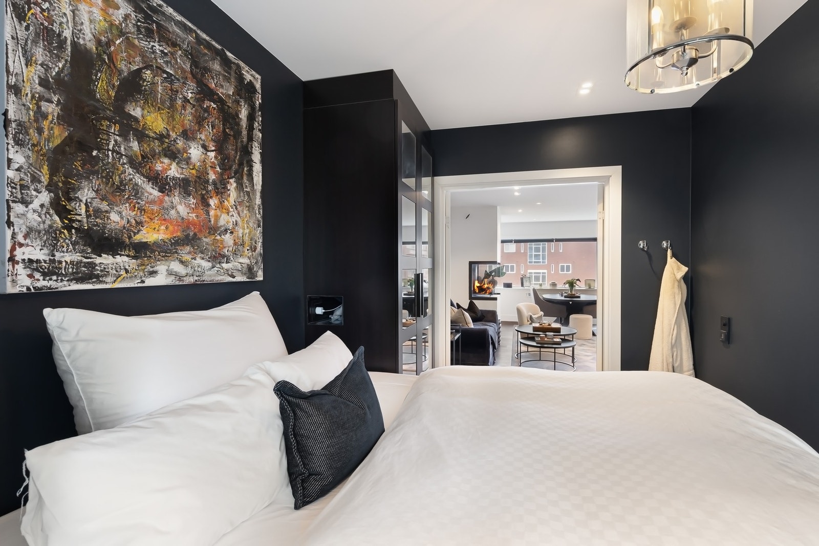 Adkomst til hovedsoverom fra stue. Snekkerbyggede skap på soverom. Galleribilde