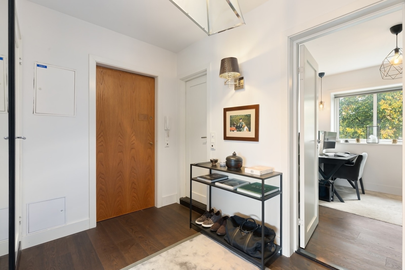 Innbydende entré med god plass til oppbevaring. Galleribilde