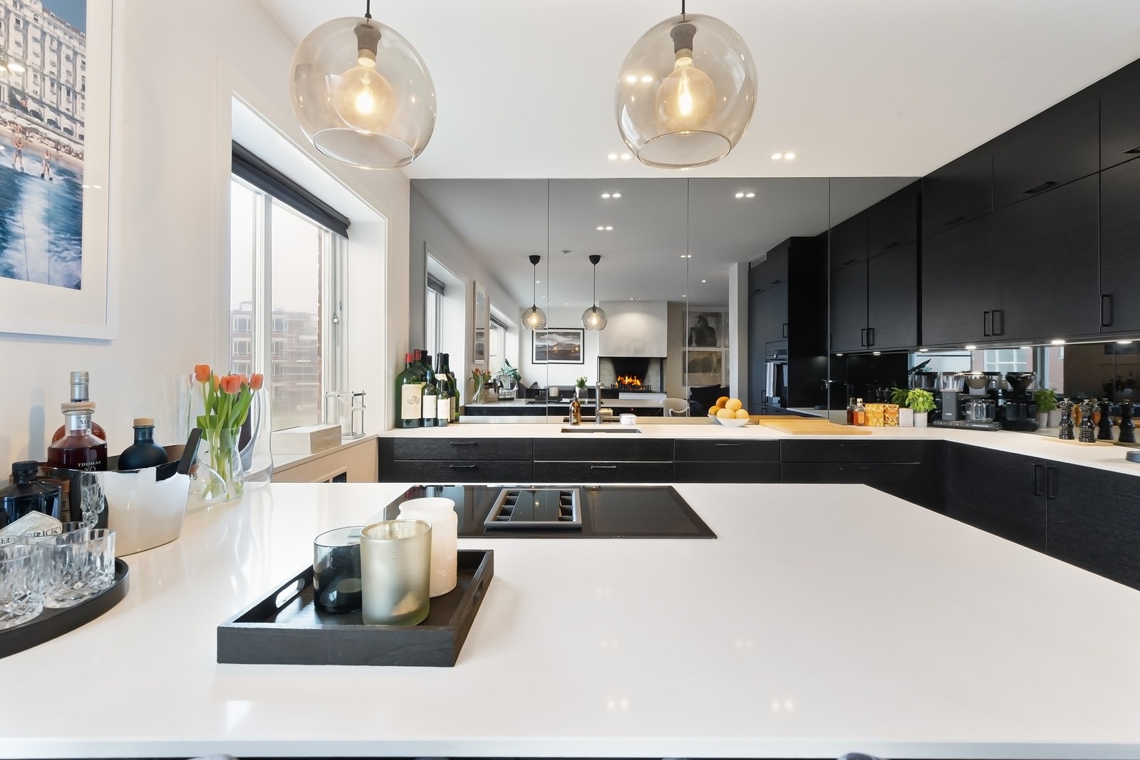 Kjøkkenøy har integrert platetopp med benkeventilator og god plass til både matlaging og sosial sone. Galleribilde