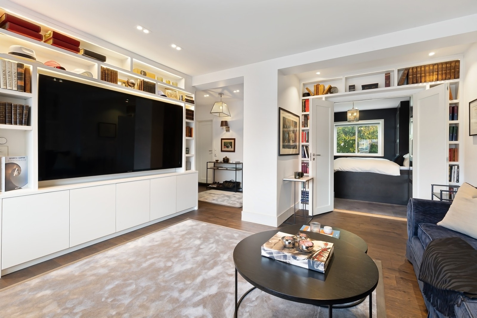 Integrert TV-vegg og biblioteksløsning med gjennomført uttrykk. Galleribilde