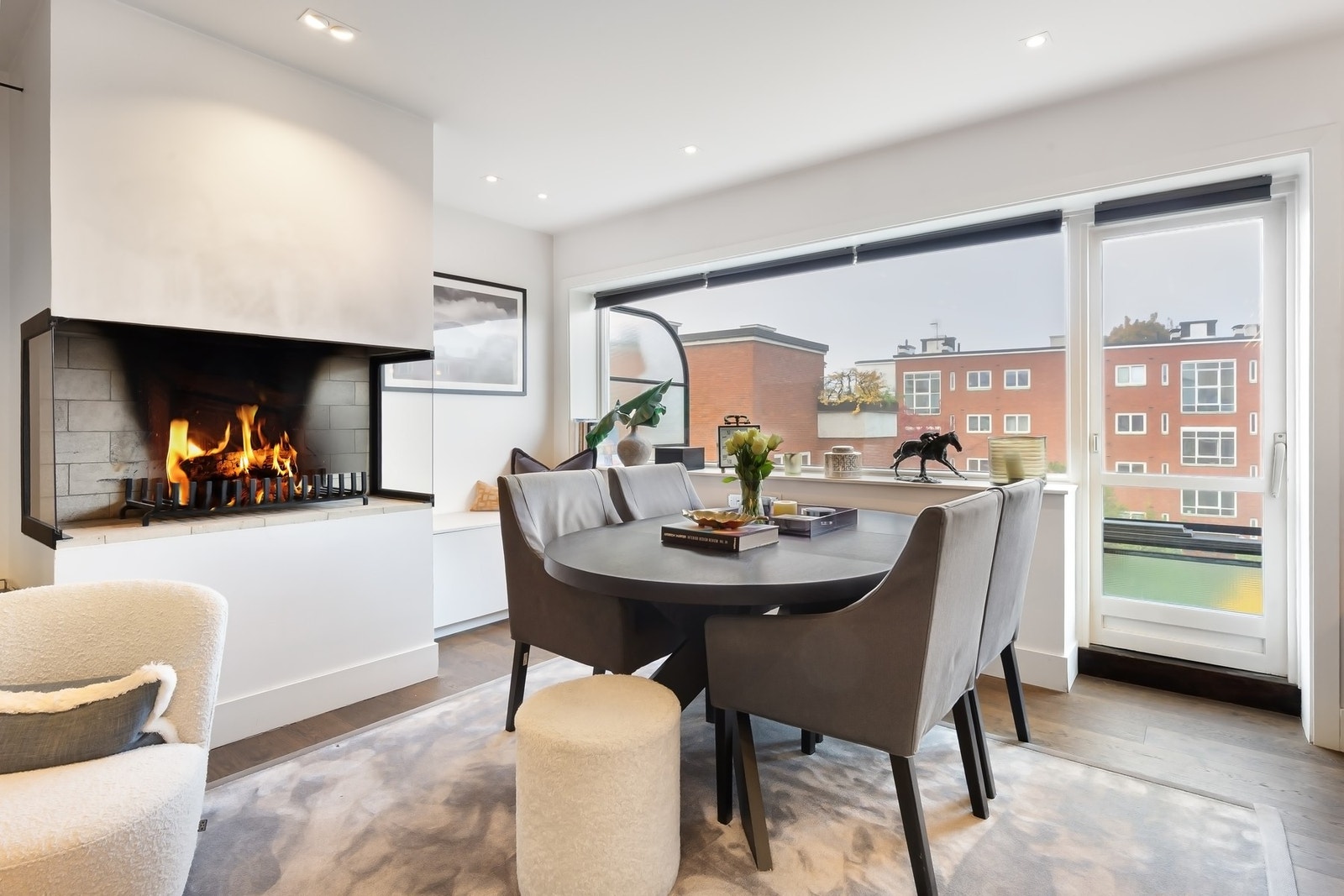 Spiseplass ved vinduet med utsyn mot rolige omgivelser og utgang balkong. Galleribilde