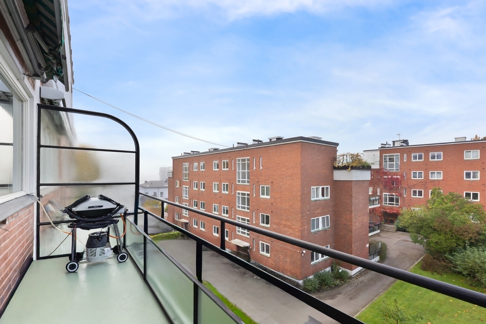 Solrik balkong med god plass til sittegruppe og grill. Galleribilde