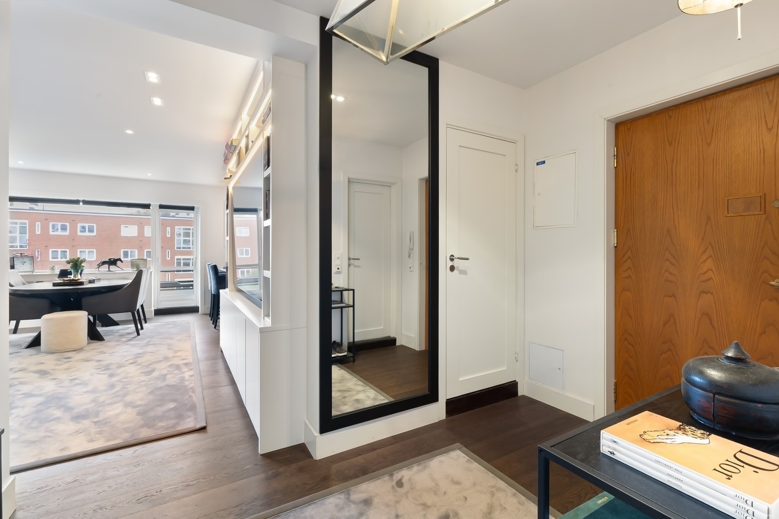 Romslig og åpen entré. Galleribilde