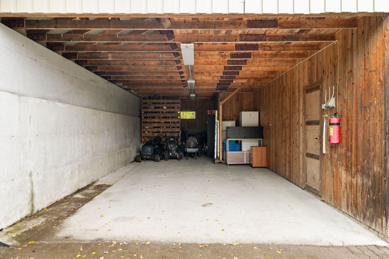 Egen garasje med rikelig av bod- og lagringsplass. Galleribilde