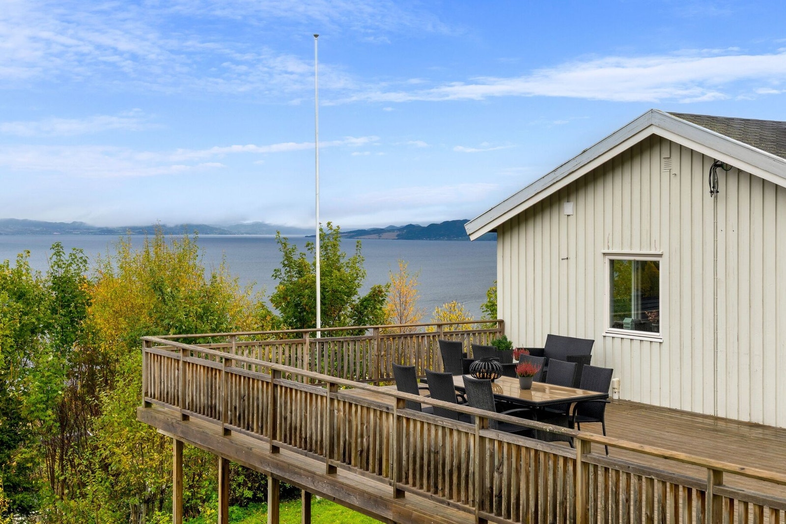 Uteområdet byr på en stor terrasse på ca. hele 90 m² med gode solforhold sommerstid. Størrelsen gir muligheter for å møblere i flere soner. Galleribilde