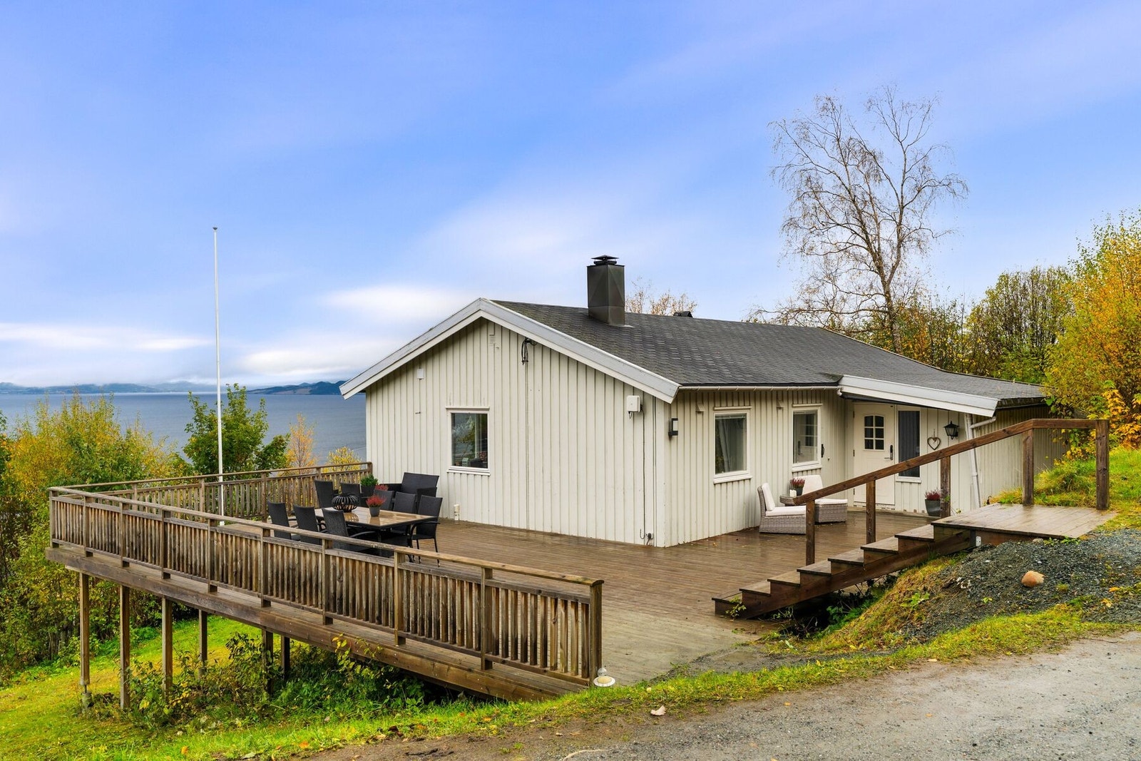 Rundt store deler av boligen har man plen og muligheter for å opparbeide blomstrende hage. Galleribilde
