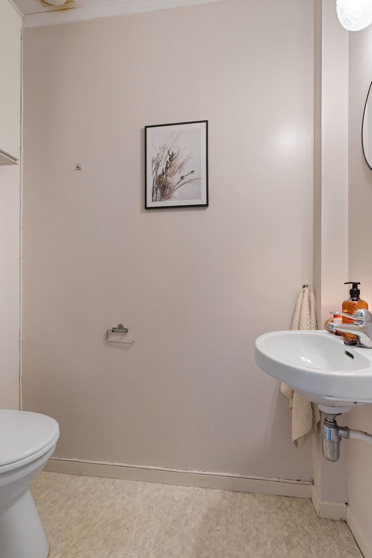 Boligen har to praktiske toalettrom, ett i hver etasje. Tilstøtende rom er badet. Galleribilde