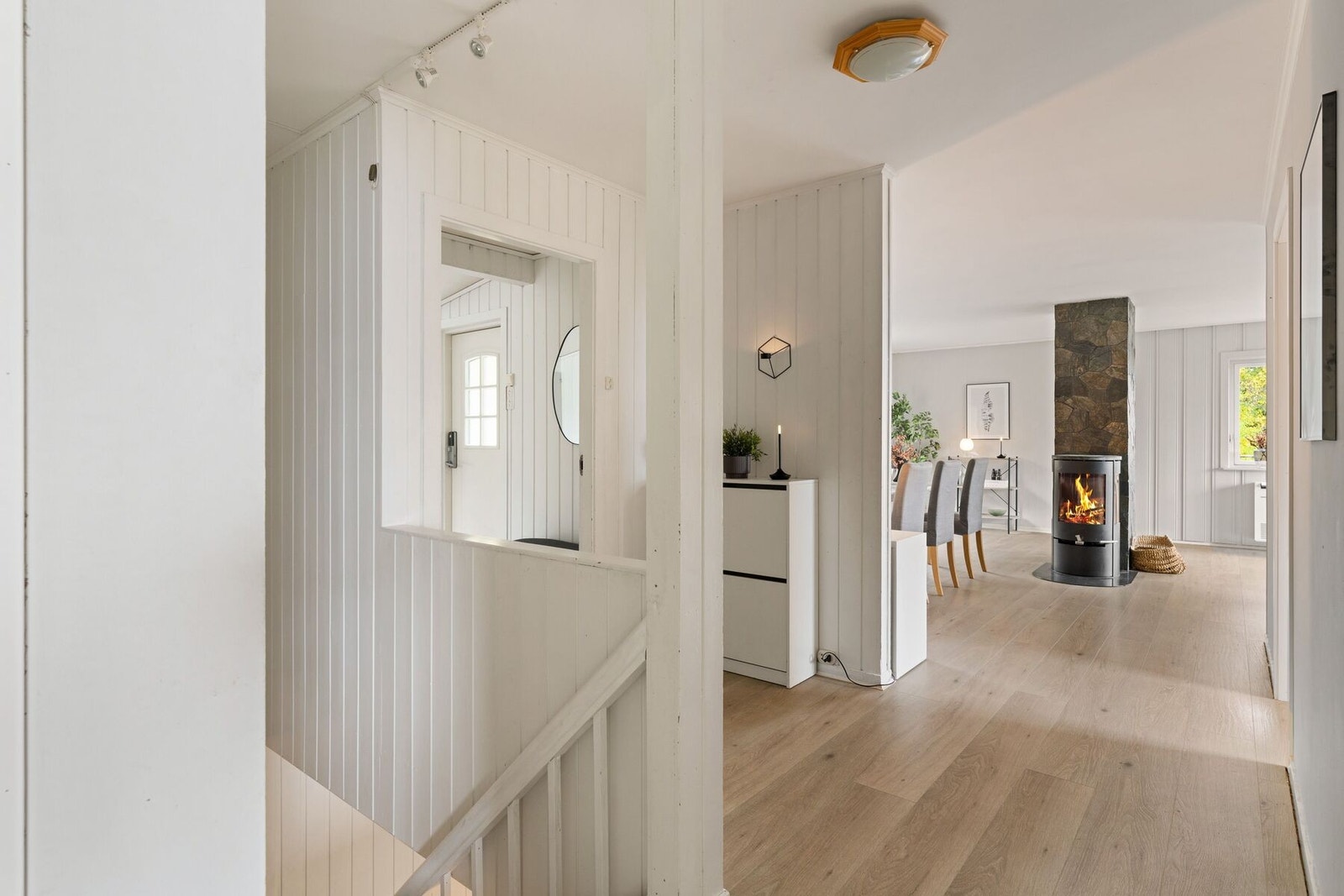 Videre ned trappen har man sokkelen som har stort potensiale og byr på rikelig med bodplass, soverom, vaskerom, toalettrom m.m. Galleribilde