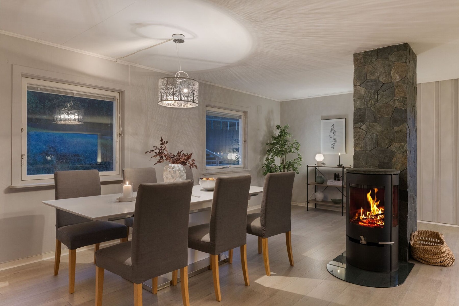 Boligen oppvarmes bla. av en sentralt plassert vedovn som sørger for god og effektiv varme gjennom vinterhalvåret. Galleribilde