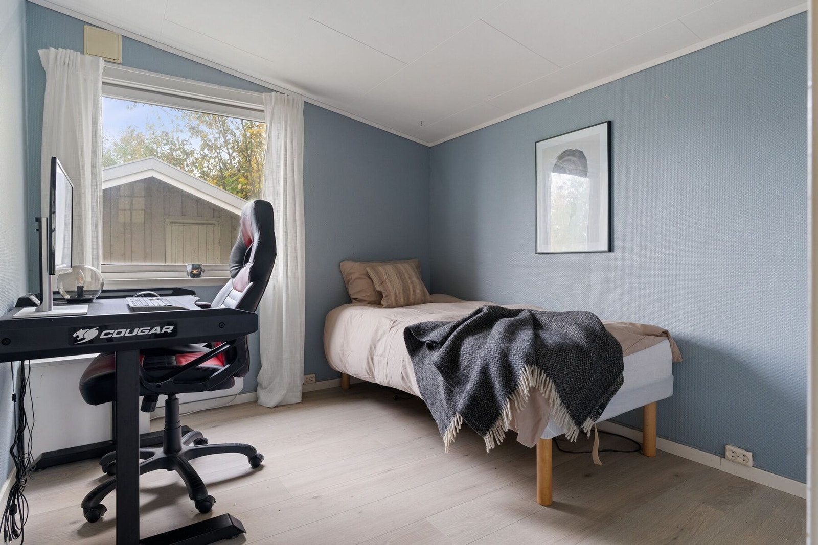 Det tredje soverommet er i tilknytning til gangen og utgjør 8,5 m² og vender mot stille bakhage. Galleribilde