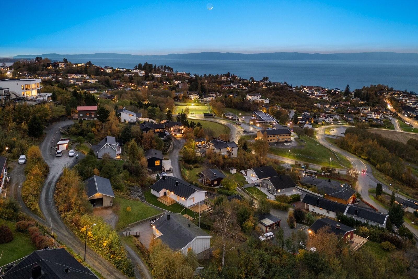 Med kort avstand til skoler, barnehager, kollektivtransport og dagligvare får man en behagelig og lettvindt hverdag i Falkvegen 7. Galleribilde