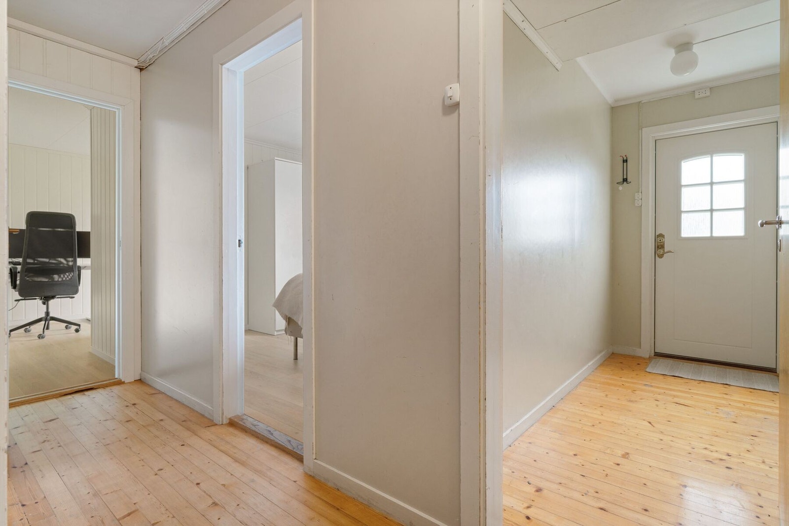 Fra sokkelen er det egen utgang til hagen. Til høyre befinner vaskerommet seg. Galleribilde