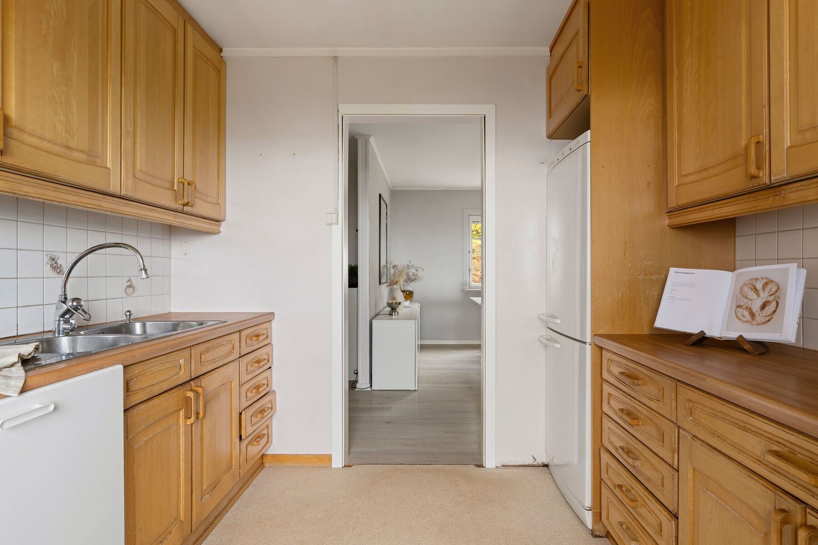 Frittstående kombiskap, oppvaskmaskin og stekeovn, disse medfølger handelen. Galleribilde