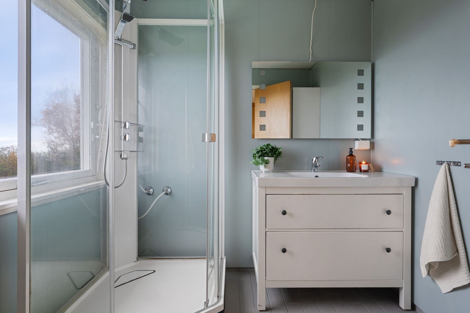 I tilknytning til kjøkkenet har man et lyst bad med flis på gulv og plater på vegg. Galleribilde