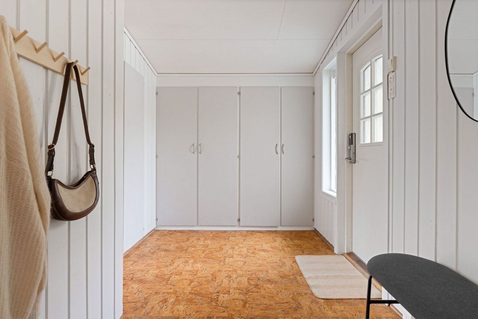 Ved inngangen i 1. etasje møter man en romslig gang på 8,7 m² med god plass til oppbevaring av klær og sko. Galleribilde