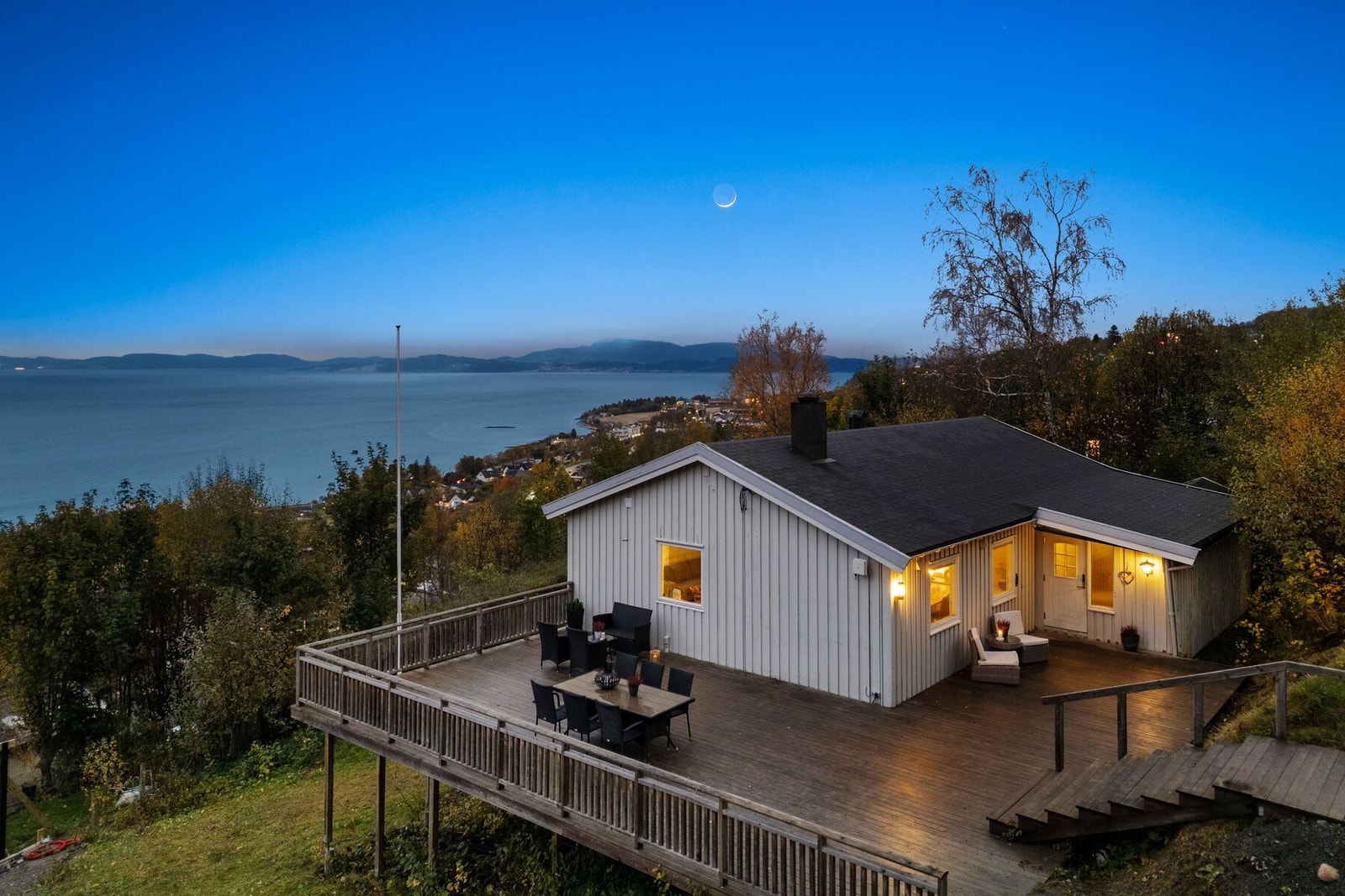 Boligen ligger på et høydedrag med skjermet beliggenhet og stor tomt på ca. 1,4 mål. Galleribilde